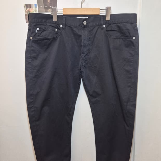 스톤아일랜드의 깔끔한 블랙진이에요
사진에서 보이는 것처럼 W40, L32