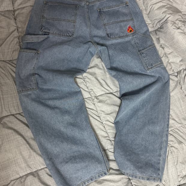 위캔더스 불꽃 자수 카팬터 워크 데님팬츠