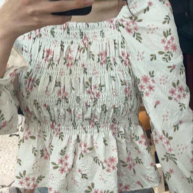 꽃무늬 오프숄더 가능한 상의 