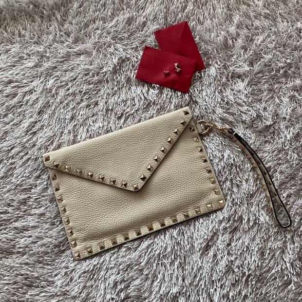 발렌티노 락스터드 클러치 아이보리 