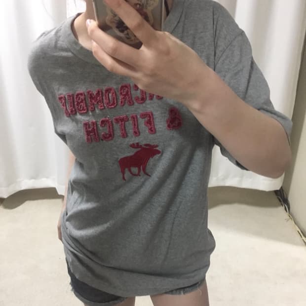아베크롬비 그레이 버건디 레드 로고 반팔 티