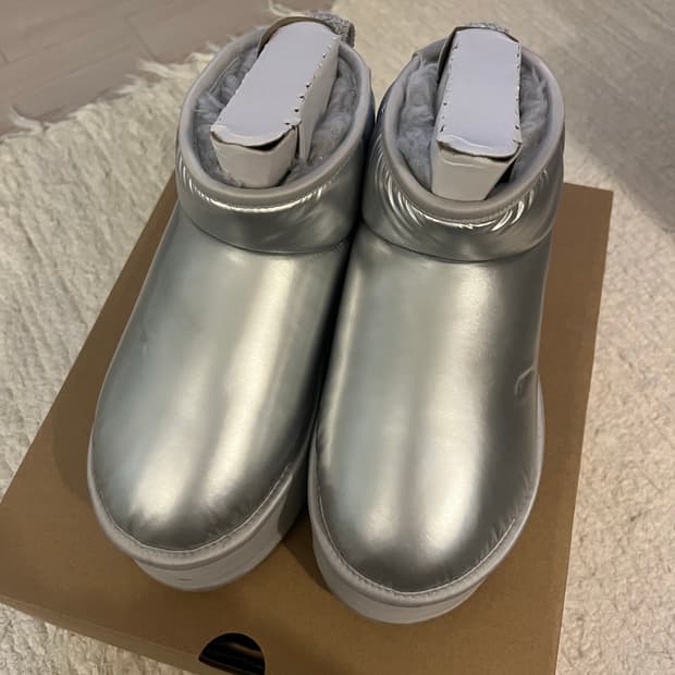 어그 울트라 미니 플랫폼 하이 샤인 실버 230