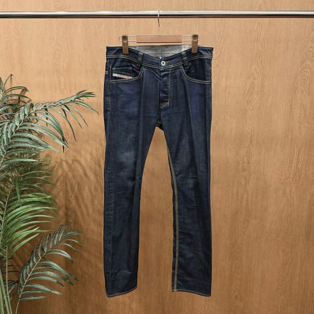 디젤 데님 팬츠 로고 레터링 백 지퍼 포켓 디테일 슬림 스트레이트핏 흑청