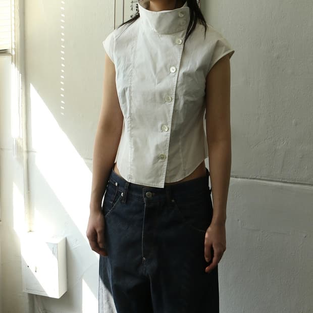 사선 하이넥 슬리브리스 셔츠