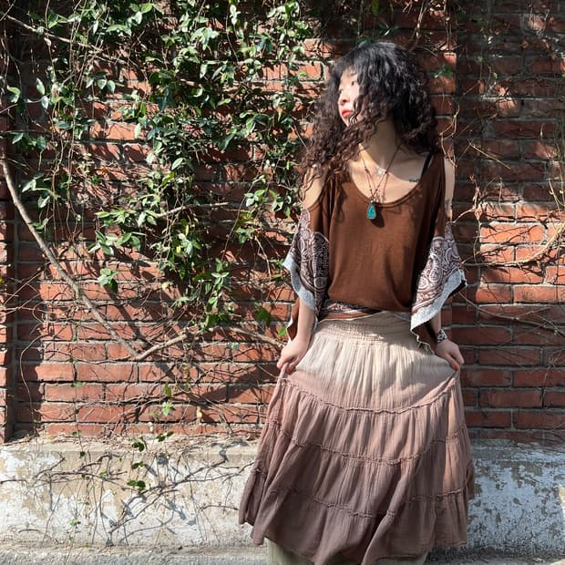 브라운 그라데이션 미디 스커트