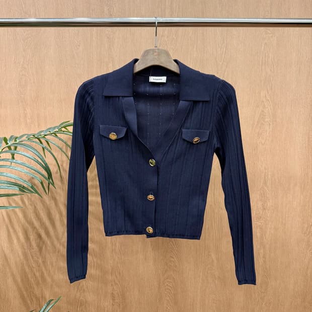 산드로 크롭 골드 버튼 브이넥 니트 가디건 포켓 디테일 슬림핏 네이비