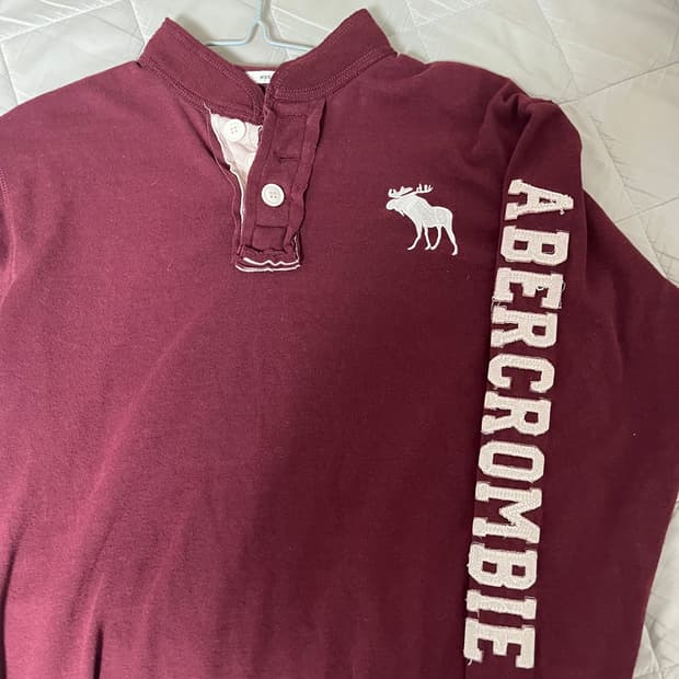 ABERCROMBIE 버건디 카라 맨투맨