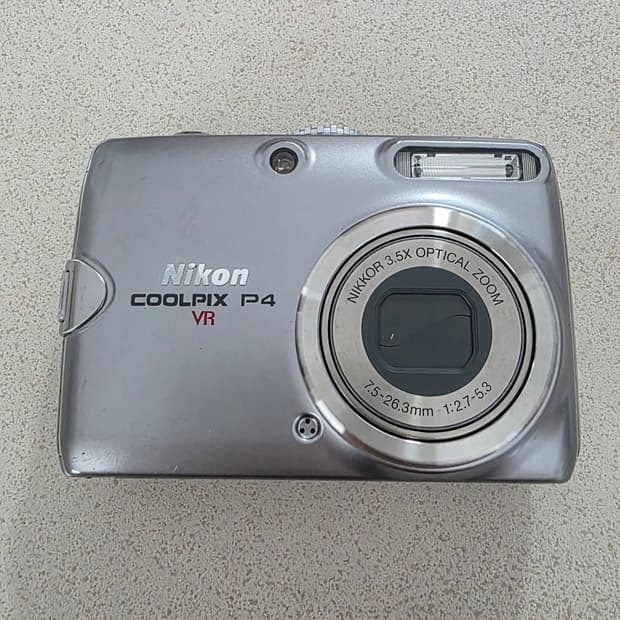 니콘 쿨픽스P4 / Nikon Coolpix P4 / Silver