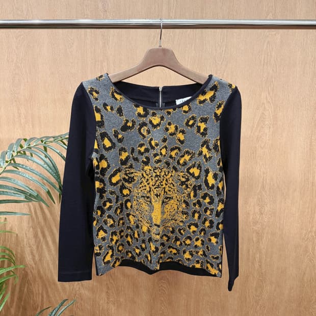 산드로 긴팔 티셔츠 레오파드 패턴 자카드 백지퍼 디테일 블랙 배색