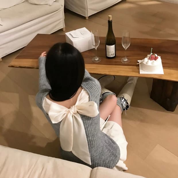 클라우드이모션 모네뜨 백 리본 새틴 point 니트 TOP