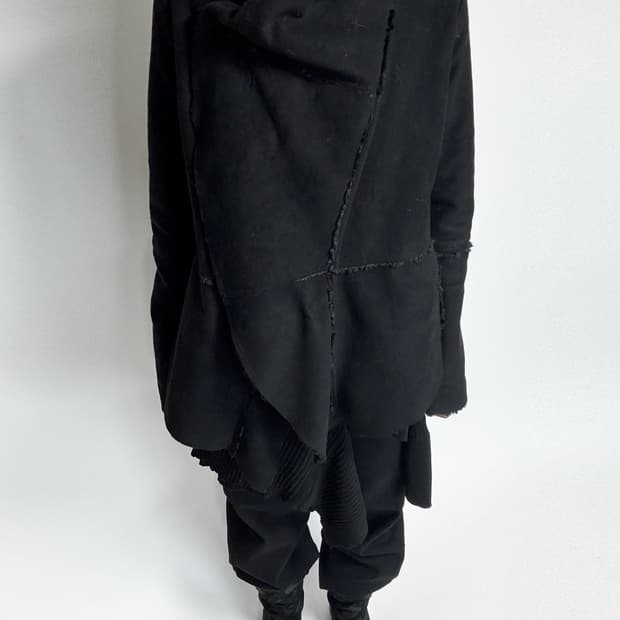 Devo 데보 블랙 드레이프 에코 무스탕