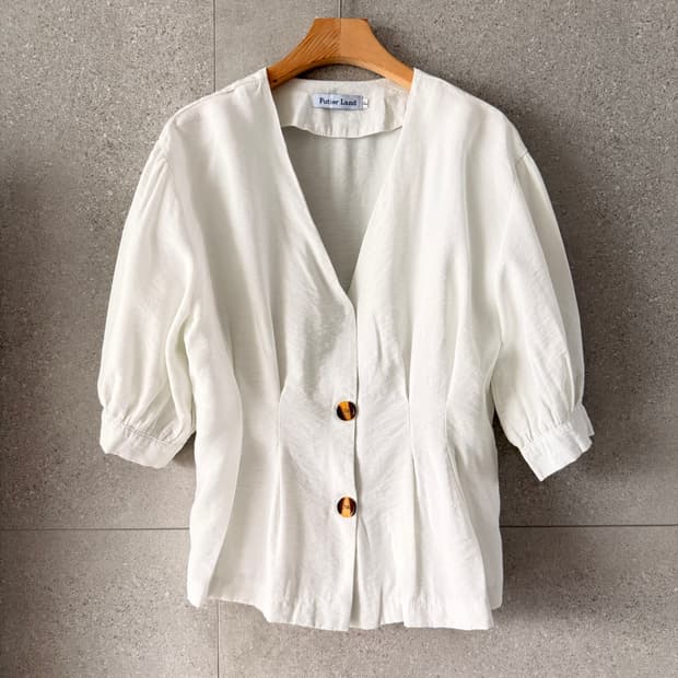 화이트 블라우스 퍼프소매