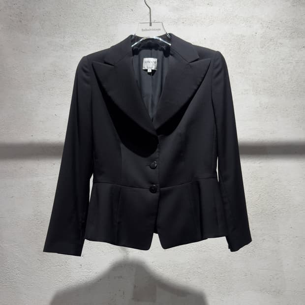 ARMANI COLLEZIONI 블랙 페플럼 테일러드 자켓