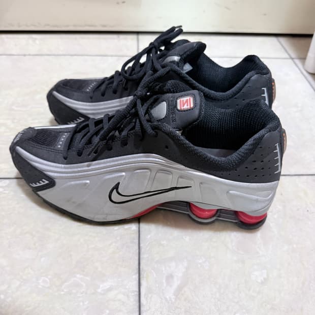 나이키 샥스 R4 메탈릭 실버 레드