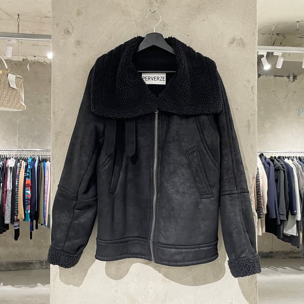 퍼버즈 블랙 와이드 카라 무톤 무스탕