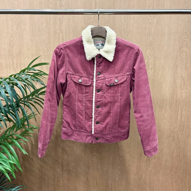리 코듀로이 쉐르파 퍼 트러커 자켓 로고 탭 스냅 버튼 디테일 로즈 핑크