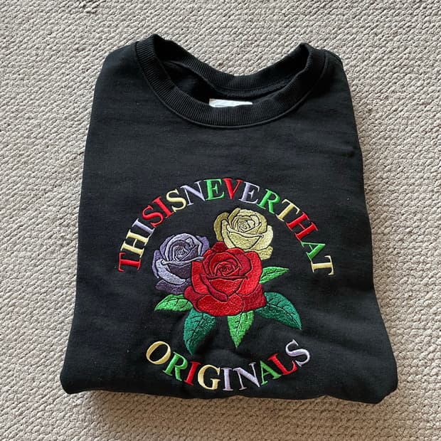 [S]디스이즈네버댓 Roses Crewneck Black 색상 판매합니다