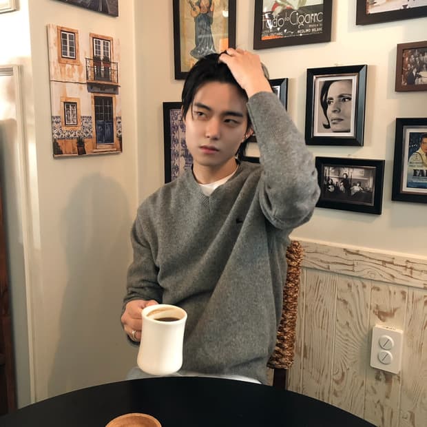 버버리 브이넥 스웨터