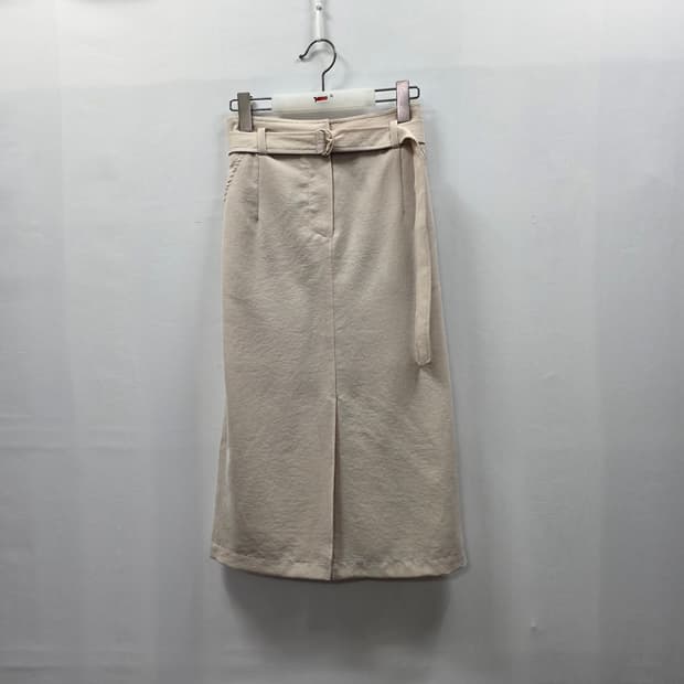 1110 온앤온 스티치포인트 H라인 앞슬릿 뒷밴딩 스커트