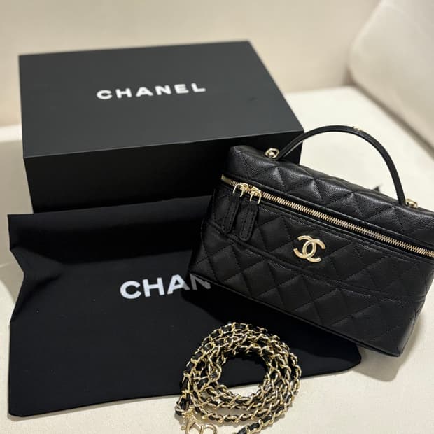 샤넬 베니티 탑핸들백 블랙 금장 미니백 (새상품)