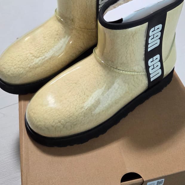 UGG 어그 클리어 미니 부츠 240사이즈 (usa8,eu39)
택포
