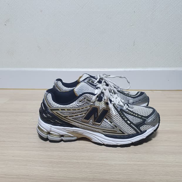 뉴발란스 1906R 실버 운동화 240