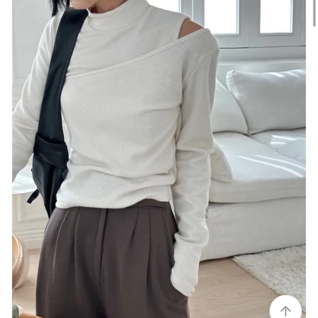언발 사선 숄더 트임 니트 아이보리
