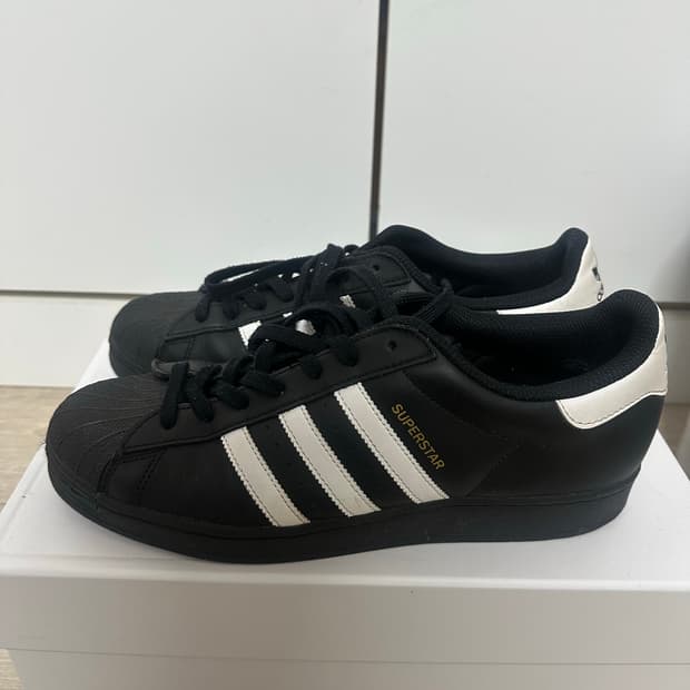 아디다스 슈퍼스타 코어 블랙 화이트 285