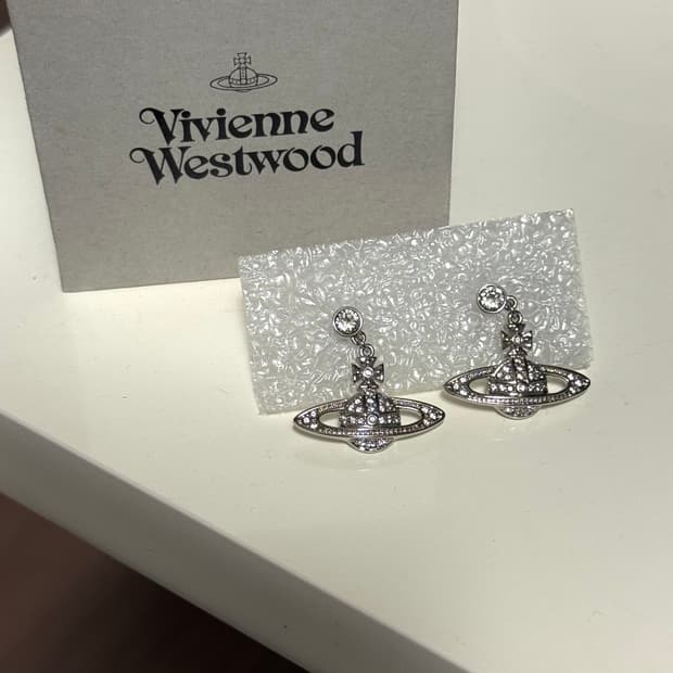 비비안웨스트우드 미니 바스 릴리프 드롭 이어링 실버