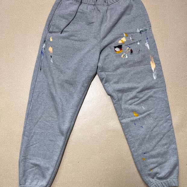 더뮤지엄비지터 핸드 페인트 조거팬츠