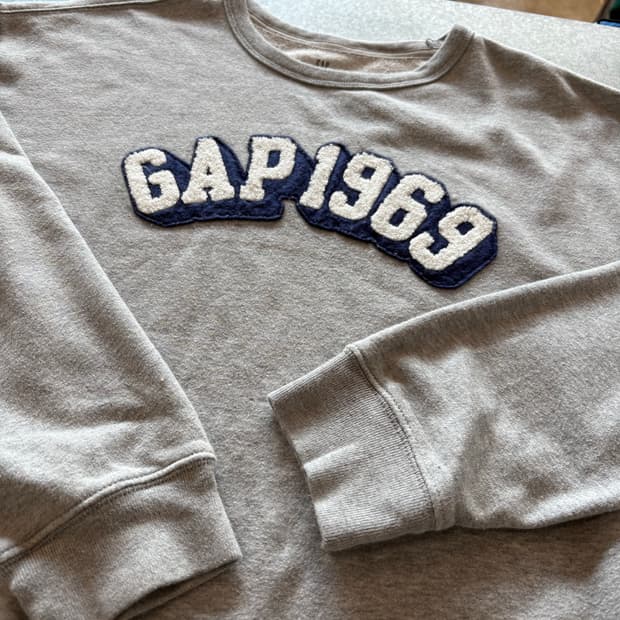 갭 GAP 부클 자수 스웻셔츠
