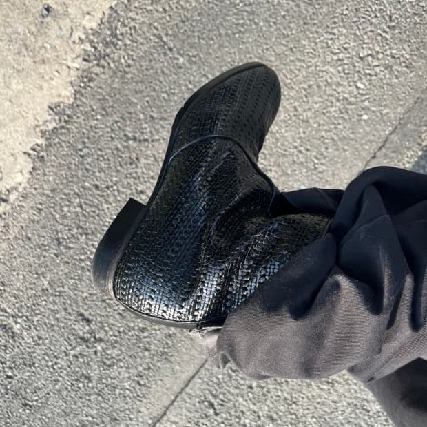 위빙텍스쳐 레더 앵클부츠