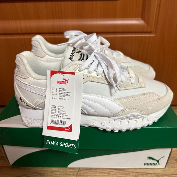 푸마 화이트 스니커즈 새상품 235