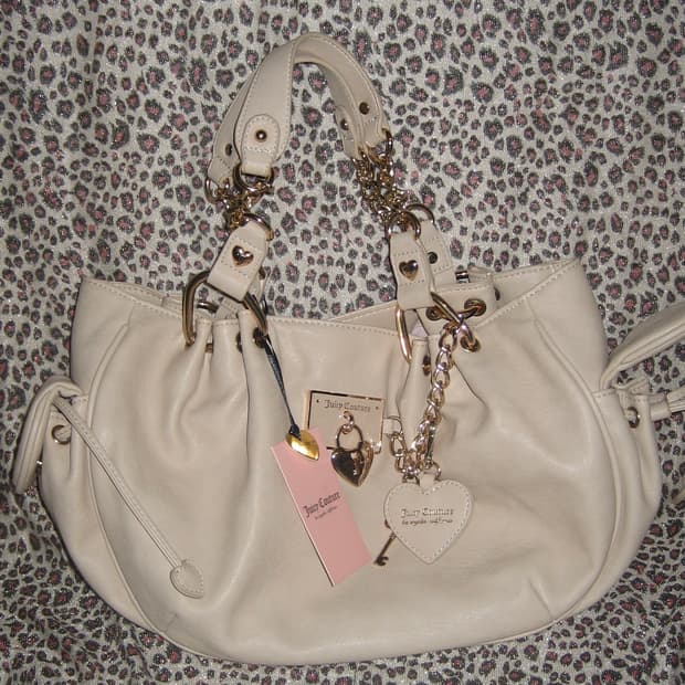 쥬시 꾸뛰르 하트 열쇠 챰 베이지 레더 숄더백