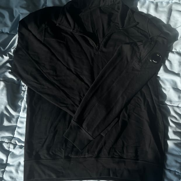 CP 컴퍼니 렌즈 와펜 반집업 블랙 L