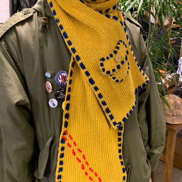 핑거린 핸드스티치 포켓 머플러 네이비 옐로