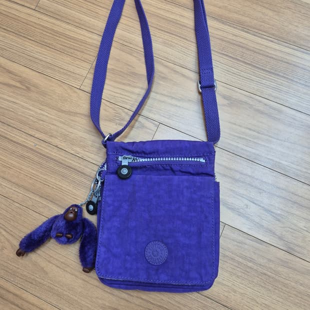 키플링 보라색 크로스백 판매합니다. 가벼운 재질이라 평소에 들고 다니기 