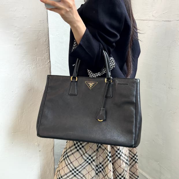 Prada 프라다 삼각 로고 블랙 레더 토트백