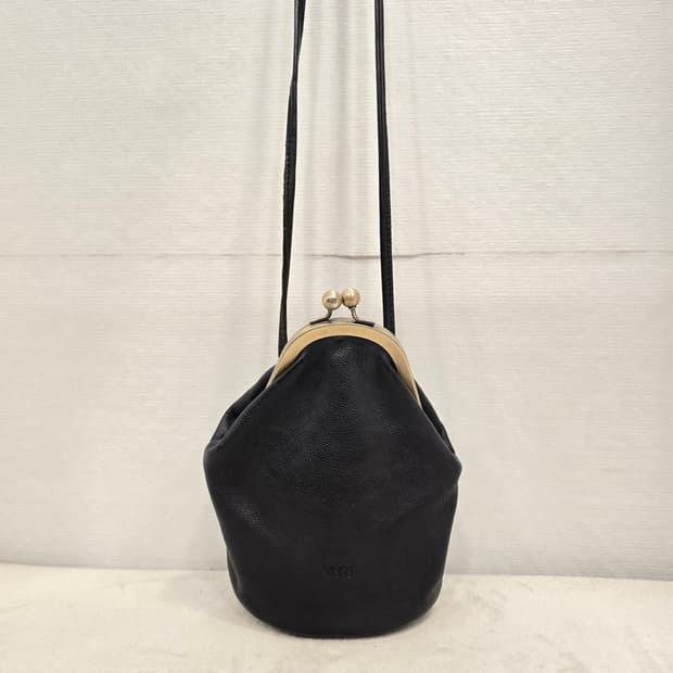 유르트 YURT 쁘아송 블랙 가죽 크로스백 가방