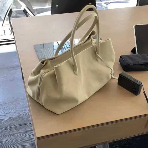 씨유쑨 포켓스웨드백 베이지