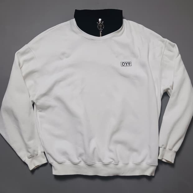 [프리] 오와이 화이트 로고지퍼 폴라 맨투맨 스웨트셔츠 OY