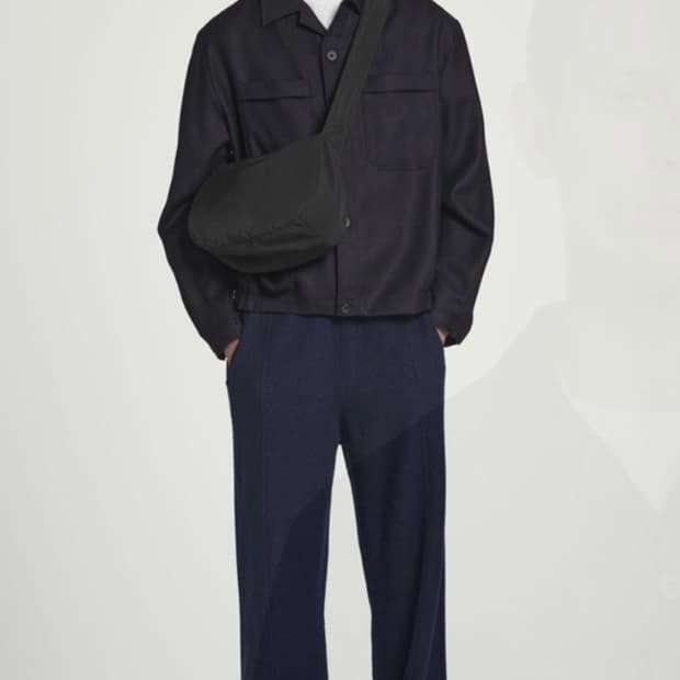 코스 크로스바디 새들백 블랙 나일론 크로스백