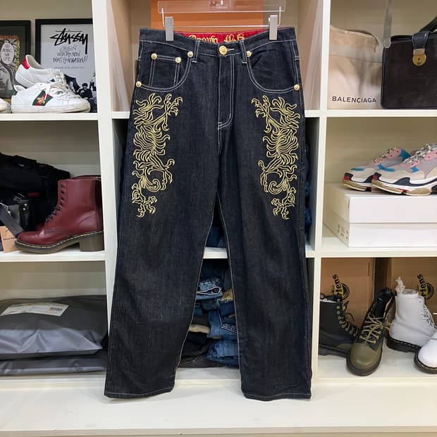 크라운 홀더 금장 자수 블랙 데님 팬츠 32
