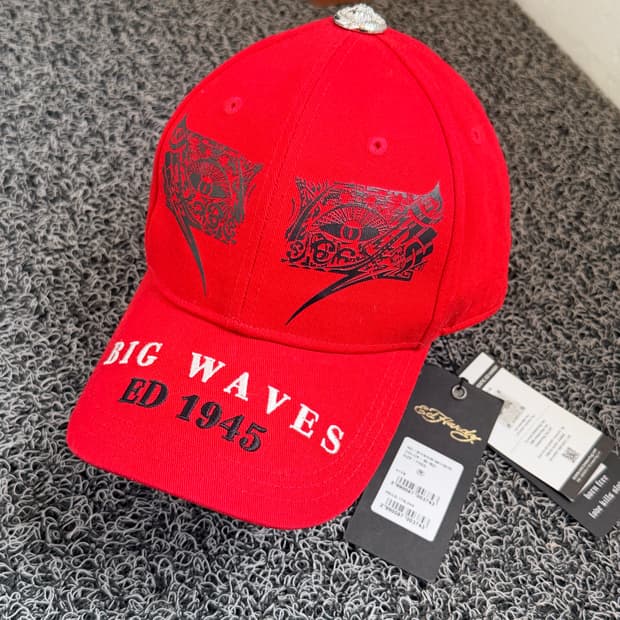 에드 하디(Ed Hardy) BIG WAVES 자수 볼캡 - RED