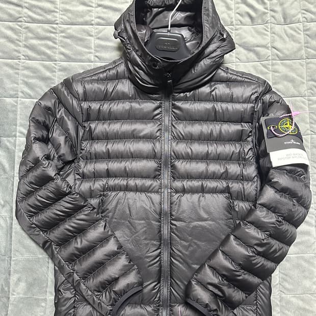 [L] 스톤 아일랜드 바이오 베이스 립스탑 후드 다운 경량패팅 자켓 블랙
