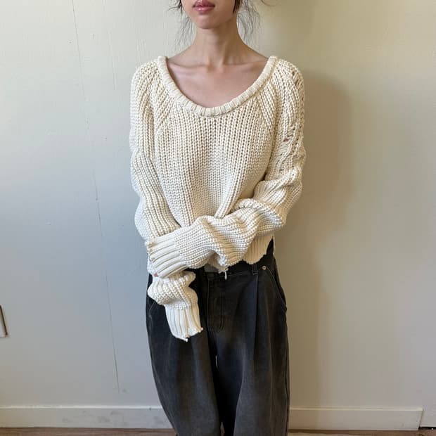 오프화이트 크롭 스웨터