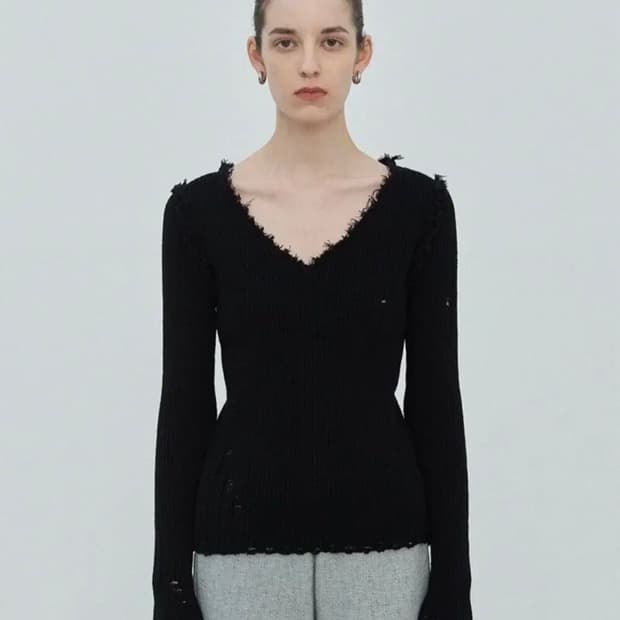 (구해요) 다이애그널 데미지 니트 블랙