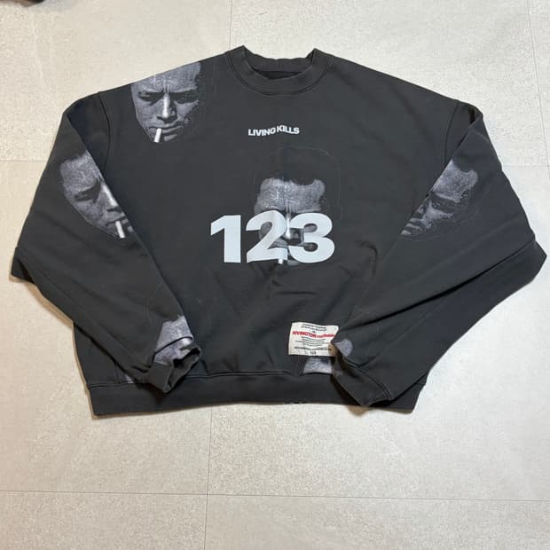 RRR123 페이스 맨투맨 