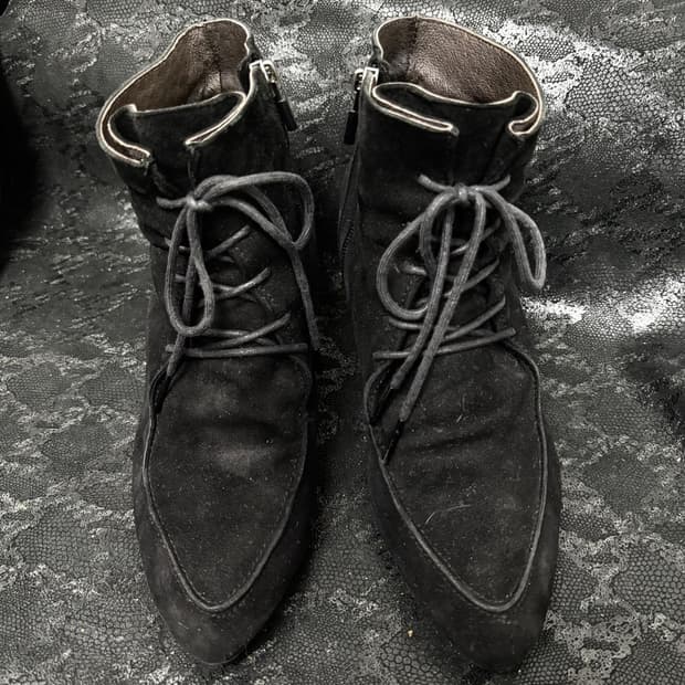 “Vintage” 00’s Mood Suede V Boots