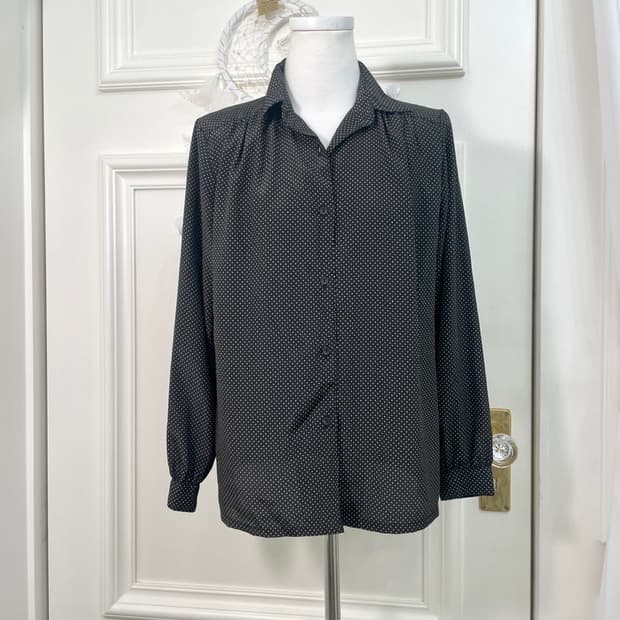 black beige dot shirring basic blouse